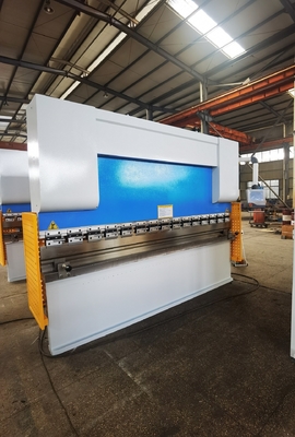 7.5KW CNC Press Brake Machine Hidráulico de aço leve 400mm Peso 7000kg