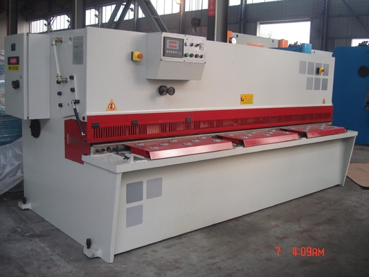 Máquina de corte 4mm pequenos do ângulo hidráulico do feixe do balanço Qc12k-4x2500