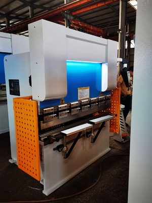 7.5KW CNC Press Brake Machine Hidráulico de aço leve 400mm Peso 7000kg