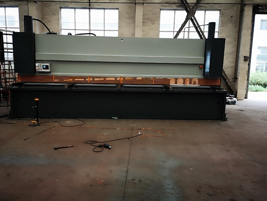 Máquina de corte da guilhotina hidráulica automática do metal Qc12k-6x3200 3200 milímetros