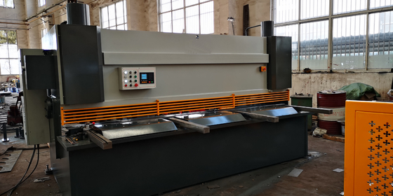 Máquina de corte da guilhotina hidráulica automática do metal Qc12k-6x3200 3200 milímetros